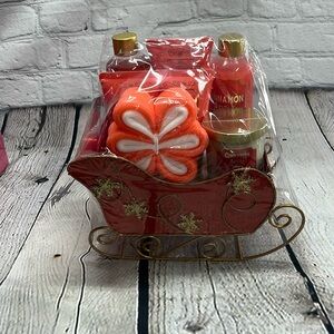 Body & Earth Cinnamon Apple Bath Set NWT.